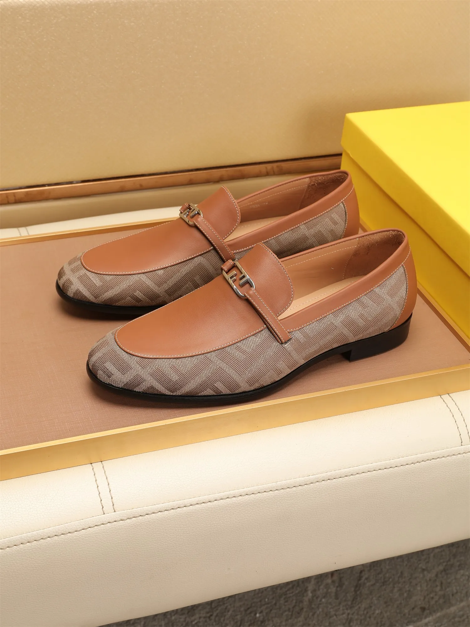 Men's shoes💰460 🕷🕷【FENDI】The latest men's formal leather shoes🇨🇳Classic series not to be missed💯The first layer is made of imported first-layer cowhide☘Original quality, the leather is smooth and delicate🎋Awesome version, perfect streamlined outline🍇Cowhide lining, size 38-44 (customized at 45.46)...
